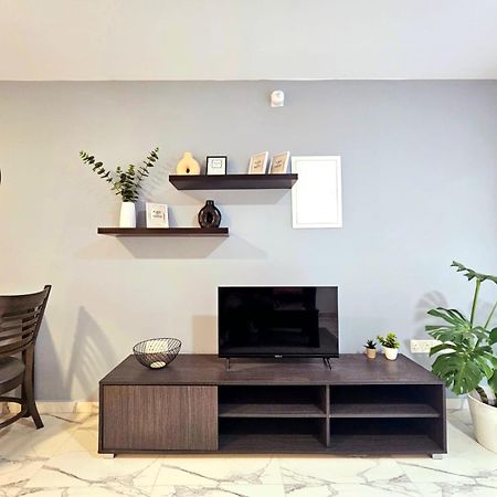 1Bd Beach Apartment Пафос Екстериор снимка