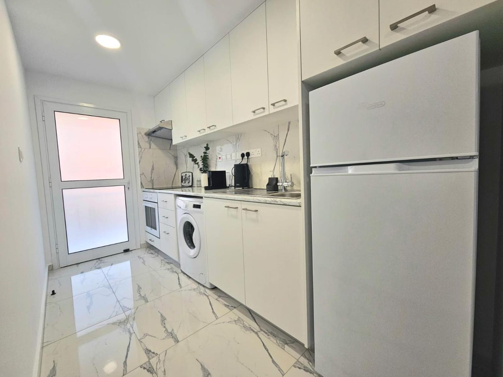 1Bd Beach Apartment Пафос Екстериор снимка