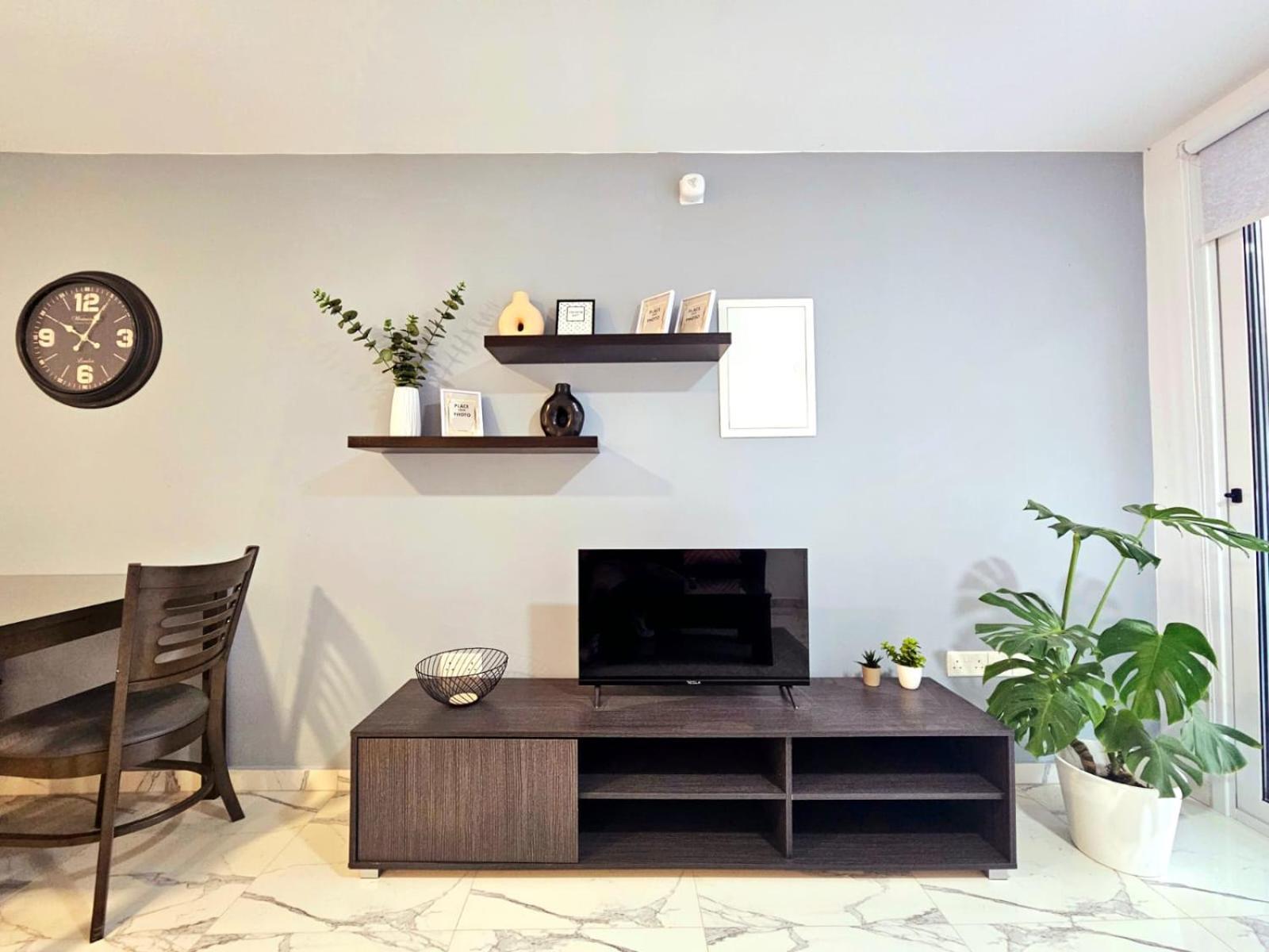 1Bd Beach Apartment Пафос Екстериор снимка