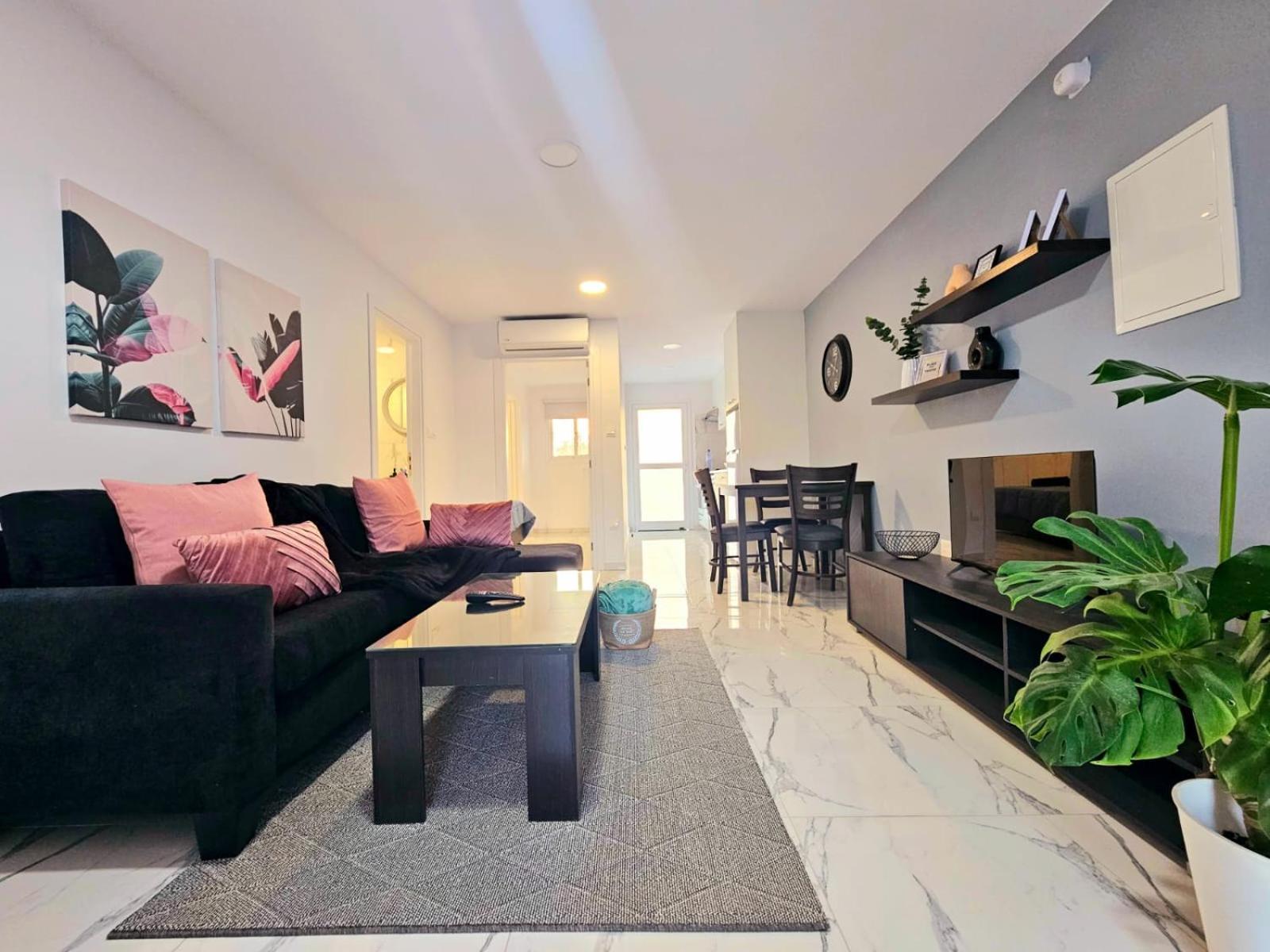 1Bd Beach Apartment Пафос Екстериор снимка