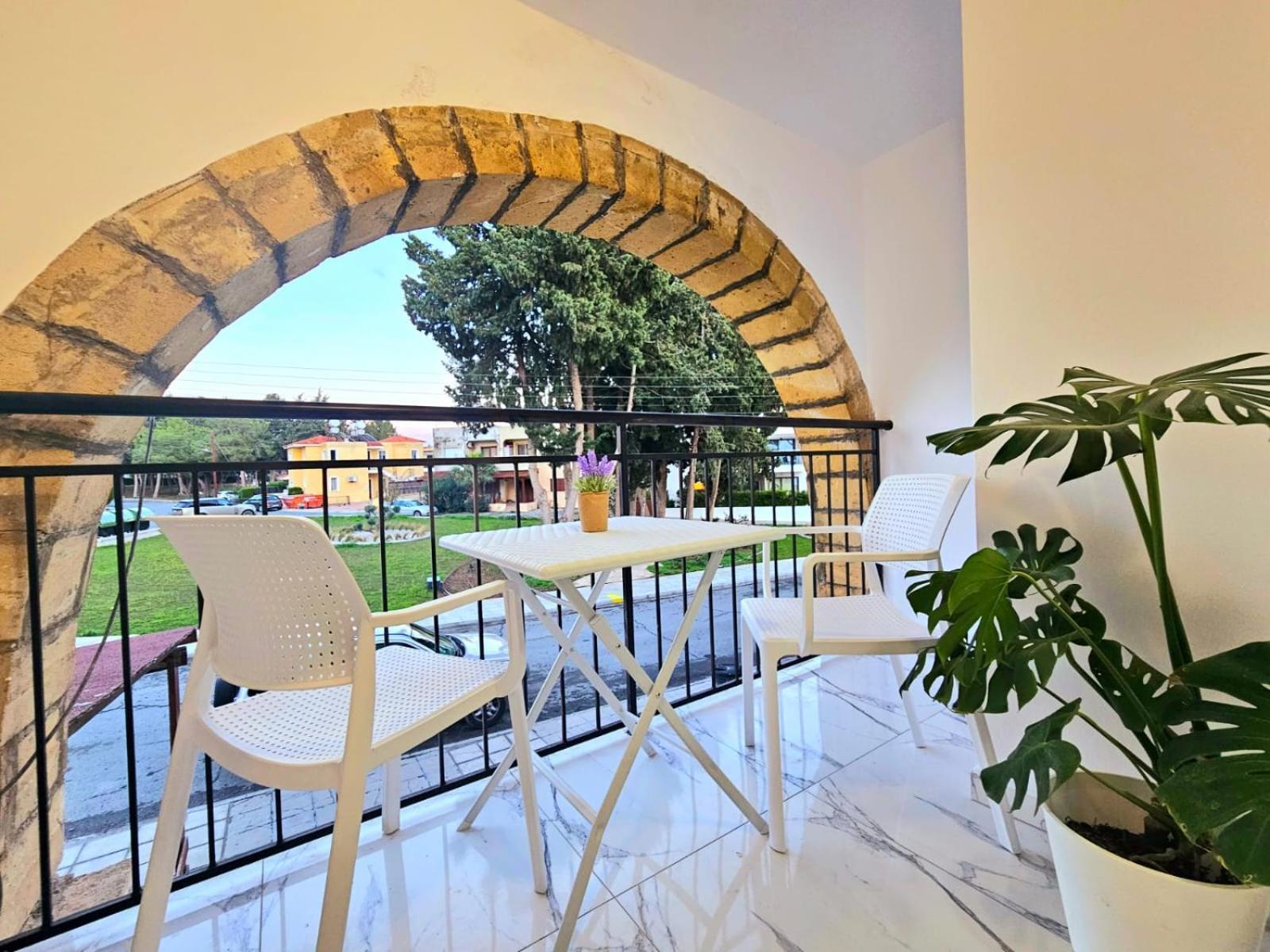 1Bd Beach Apartment Пафос Екстериор снимка