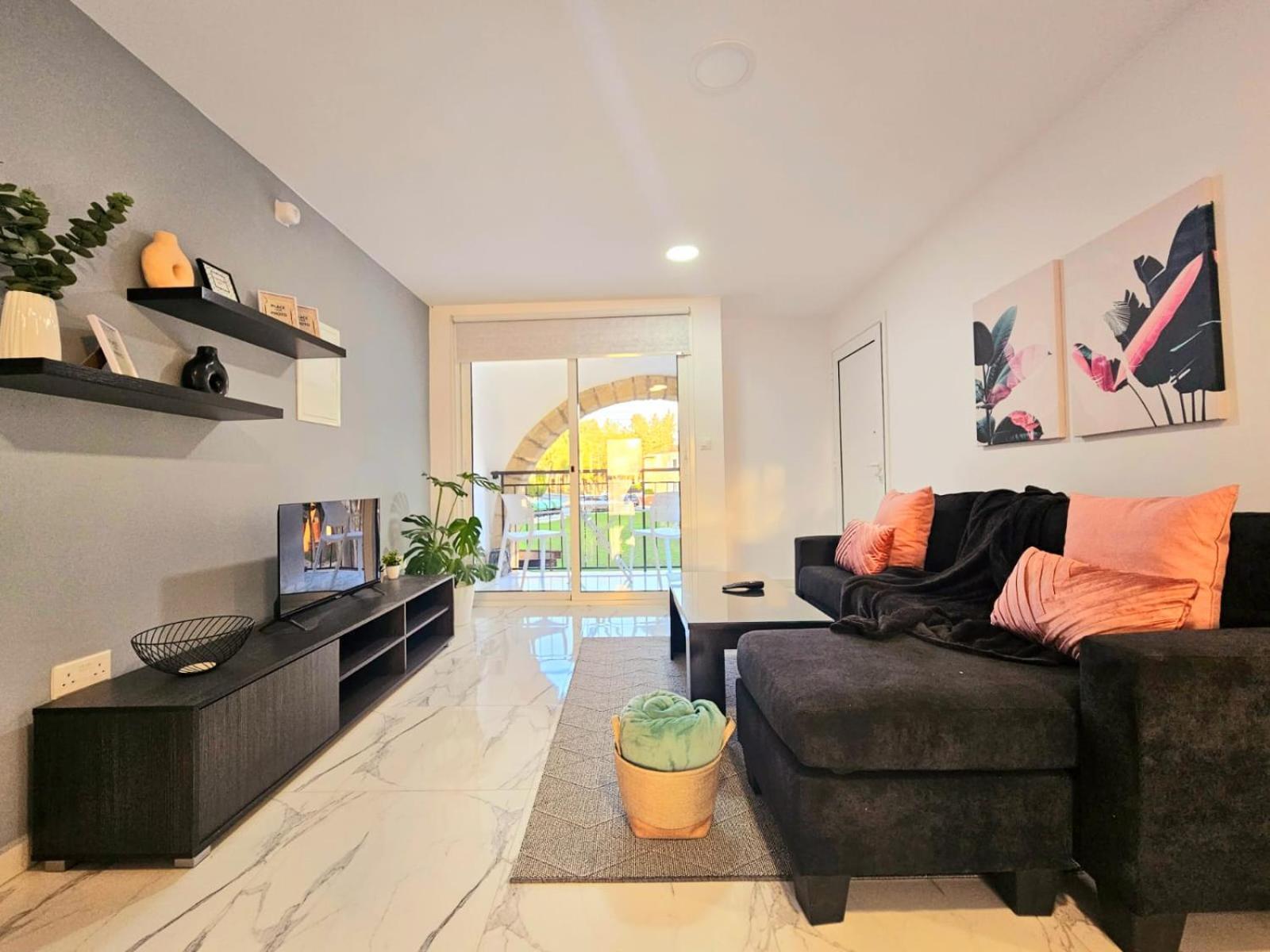 1Bd Beach Apartment Пафос Екстериор снимка