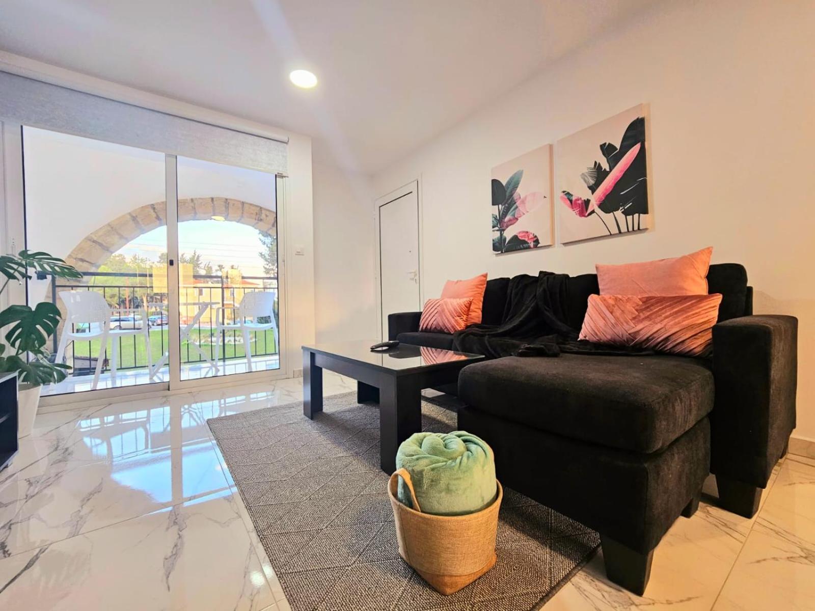 1Bd Beach Apartment Пафос Екстериор снимка